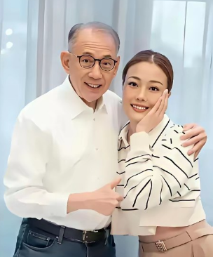 杨受成现身容祖儿的演出活动现场安静坐在台下全程观看演出

多年以来，容祖儿一直在