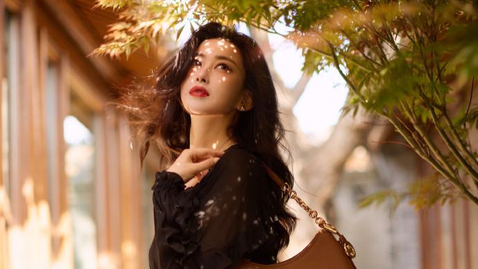 朱珠“蜜语红唇妆”，满满慵懒中暗藏锋芒的高级感