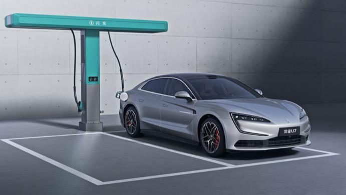 从续航竞赛到闪充革命：比亚迪用一套体系，颠覆燃油车百年优势