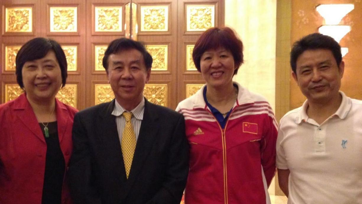 珍贵的中国女排四位功臣的合影：袁伟民和蔼又慈祥，郎平笑容灿烂