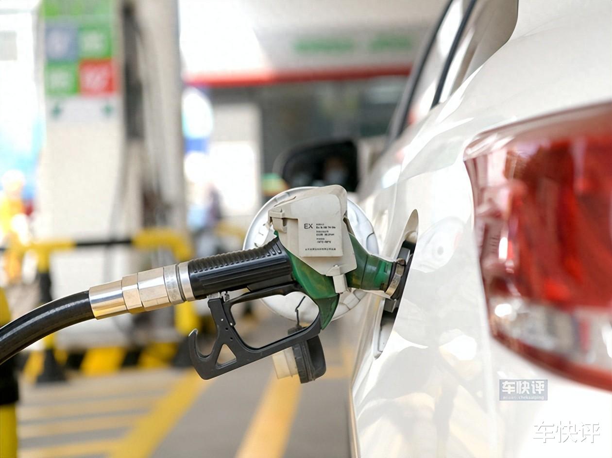 油价疯涨，燃油车遇冷合资车企扛不住，连奔驰都快打五折了