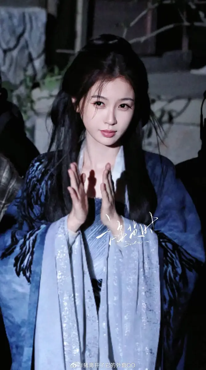 虞书欣一袭黑衣雨夜奔跑 气质清冷破碎似神女降临