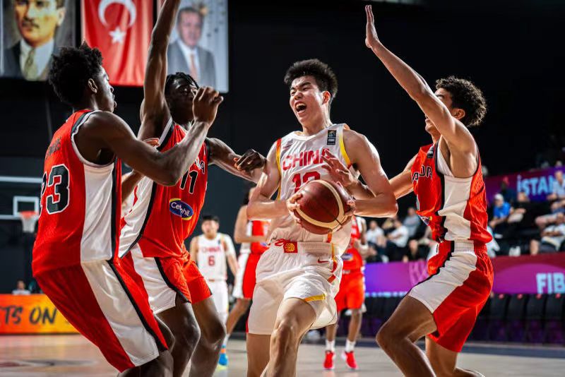 U17中国男篮末节崩盘负加拿大，篮板被爆，前场板15比40太扎眼