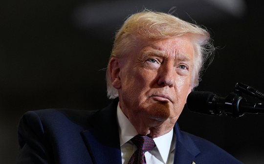 特朗普傻眼了！美国准备出售武器装备给台湾，我们首次以武力威慑美国，直接冻结美国军工万亿资产…