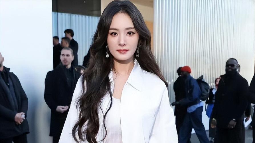 没想到，微博之夜风波过去仅20天，杨幂就以“这种姿态”出现在海外秀场