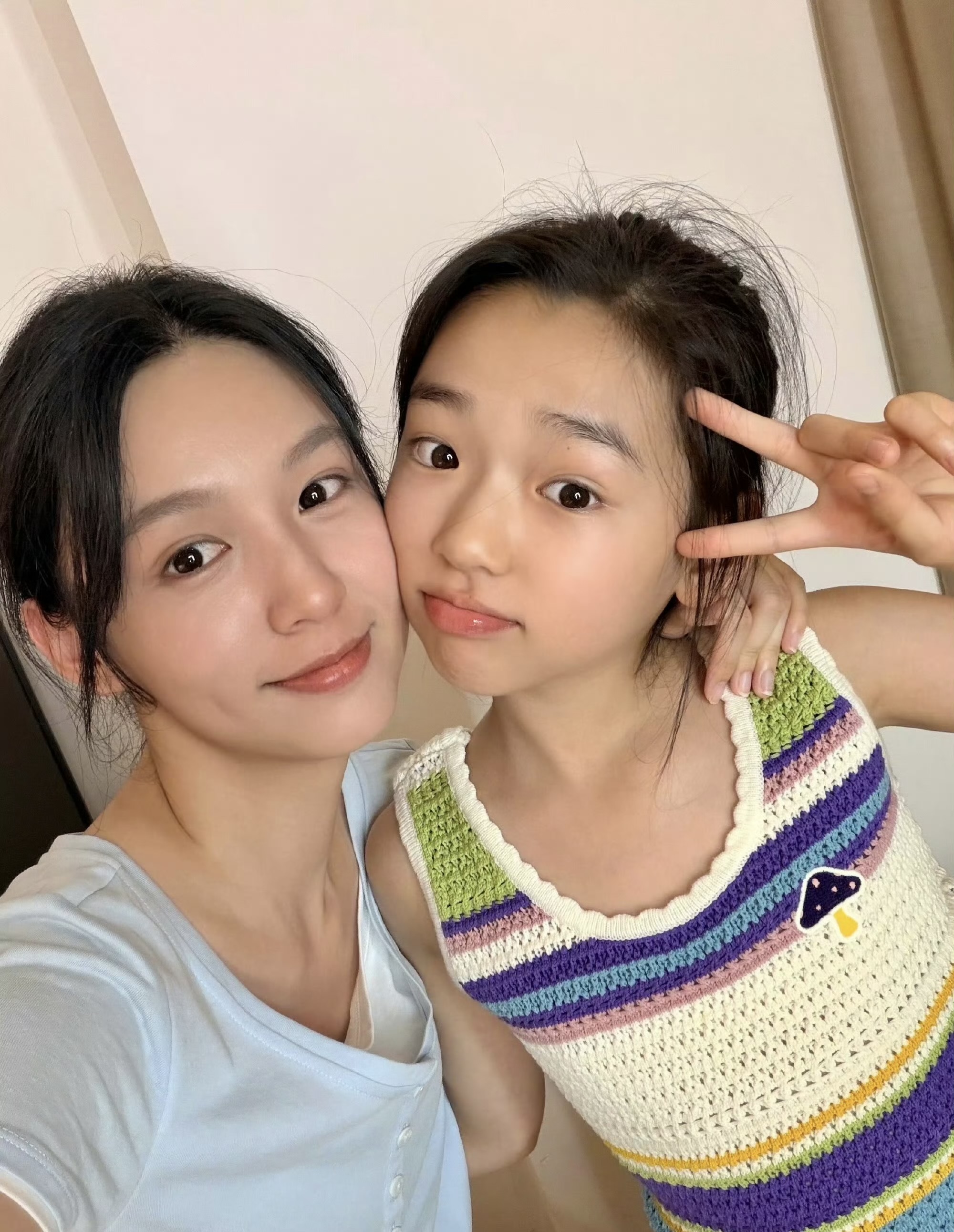 周也和董璇女儿同框冲上热搜！忘年交片场互动曝光，网友：太好磕