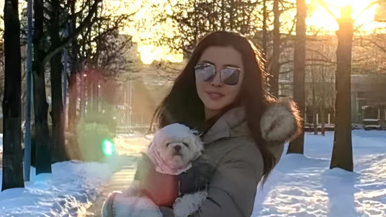 王祖贤晒新照：抱爱犬雪地拍照好惬意，夕阳长发好有诗意