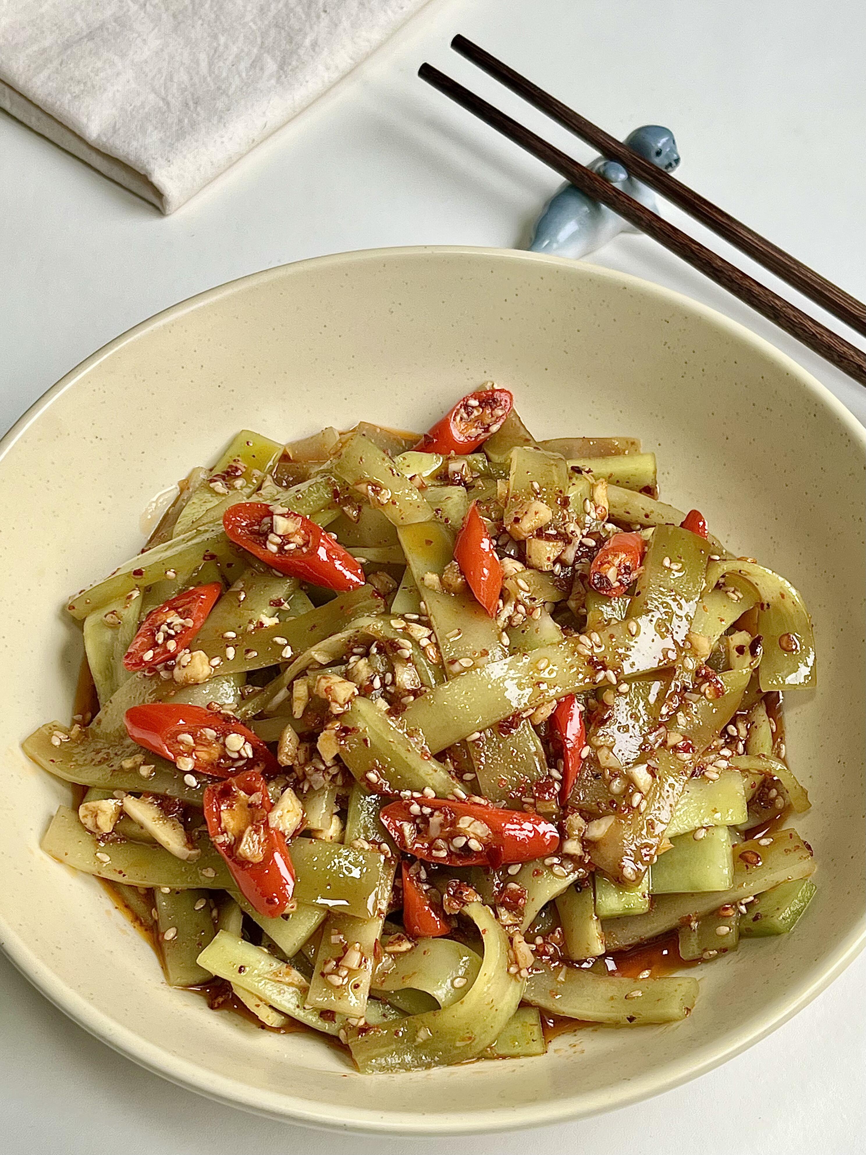 凉拌青笋✨脆爽解腻，5分钟快手开胃菜
夏天就馋这口清爽的！凉拌青笋脆嫩爽口，解腻