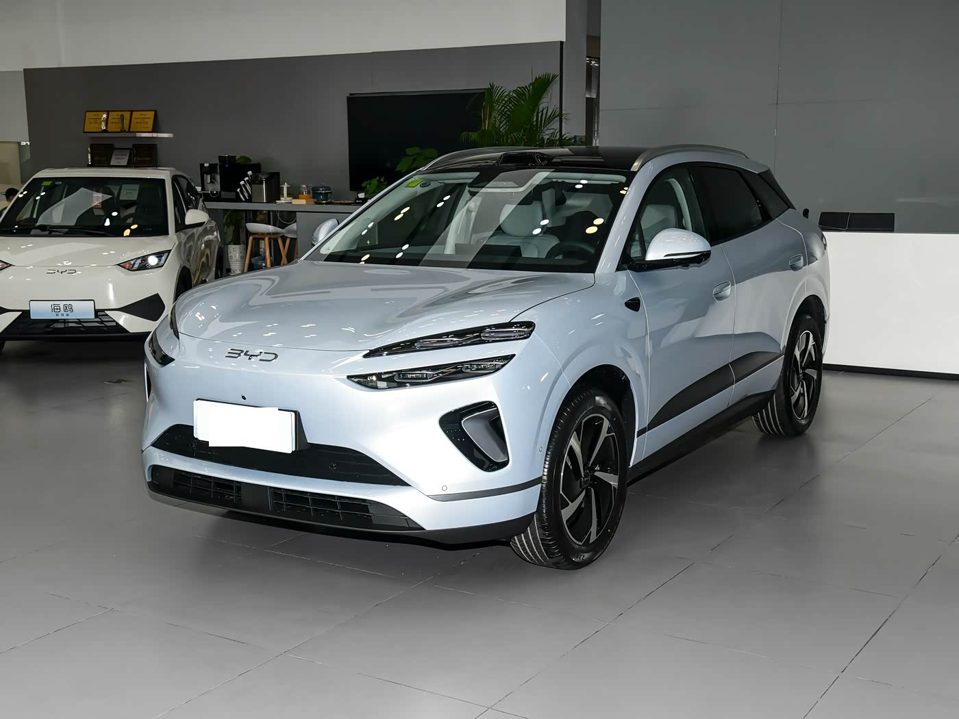 比亚迪中型SUV不足14万起！动感外观，轴距超2米8，纯电续