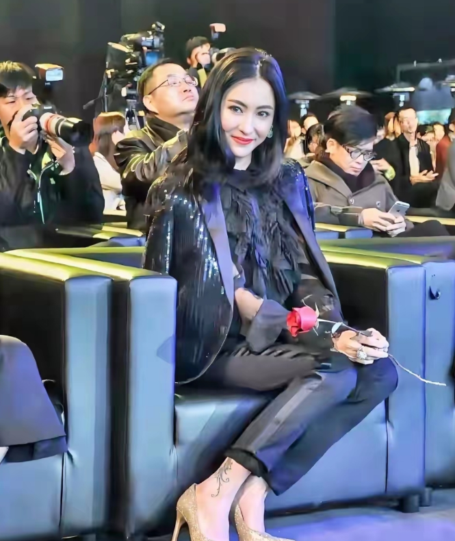 这是张柏芝的近照
看着精致的容颜，绝佳的气质，靓丽的装扮，得体的笑容，就想知道现