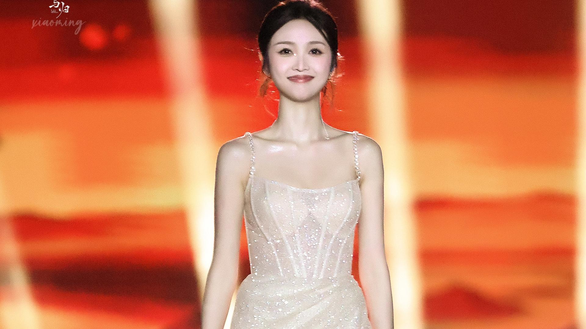 吴宣仪行走那一刻，打动你的是闪钻还是揉进网纱里的朦胧？