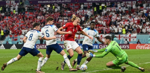 2026年世界杯1/4决赛挪威对阵英格兰，上演极致“熟人局”。哈兰德领衔的“曼城