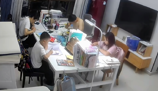 又温馨又好笑一家四口各司其职，该写作业写作业，该加班的加班，电视正好在桌子后面，