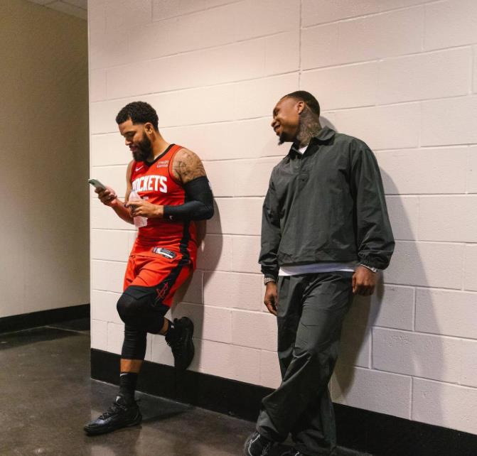 马刺队现在顺风顺水，他们在西部联盟当中仅次于雷霆队，排名第二。马刺队有点像上赛季