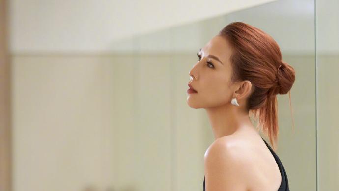 52岁蔡少芬真正的“自在感”，比完美身材更动人