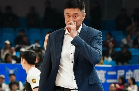广东男篮最新公告：主教练杜锋突发身体不适，无法坚持带队比赛，现已前往医院就诊。