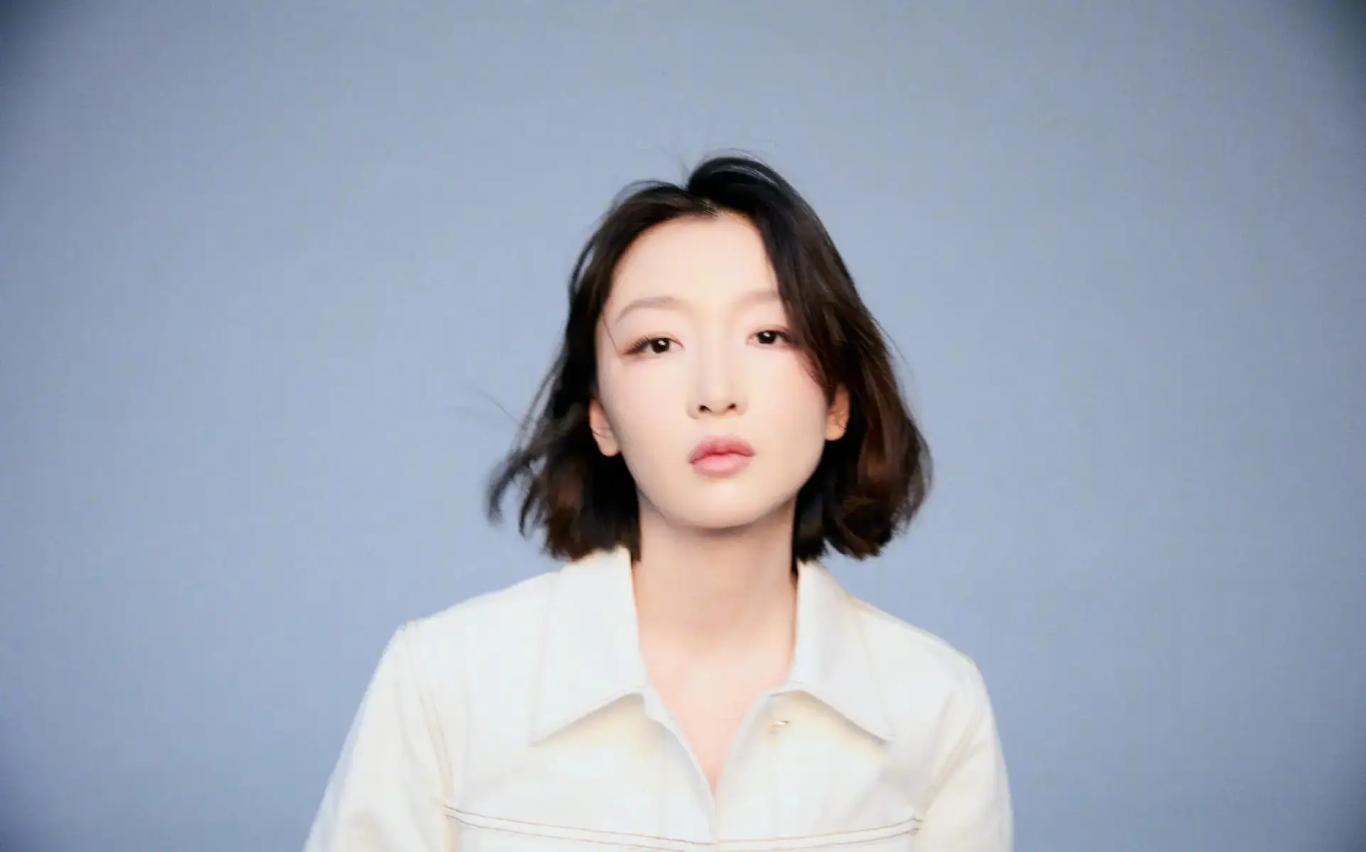 周冬雨分享巴黎时装周造型照！短发造型简约干练