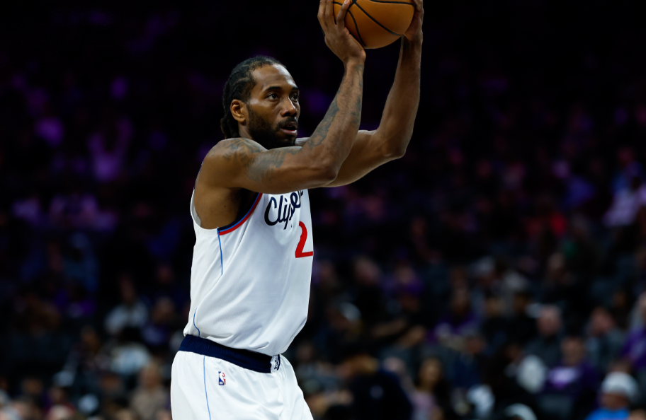 小卡其实差点又关键时刻犯错了

打马刺领先一分，强投三分直接被打了反击。今天领先