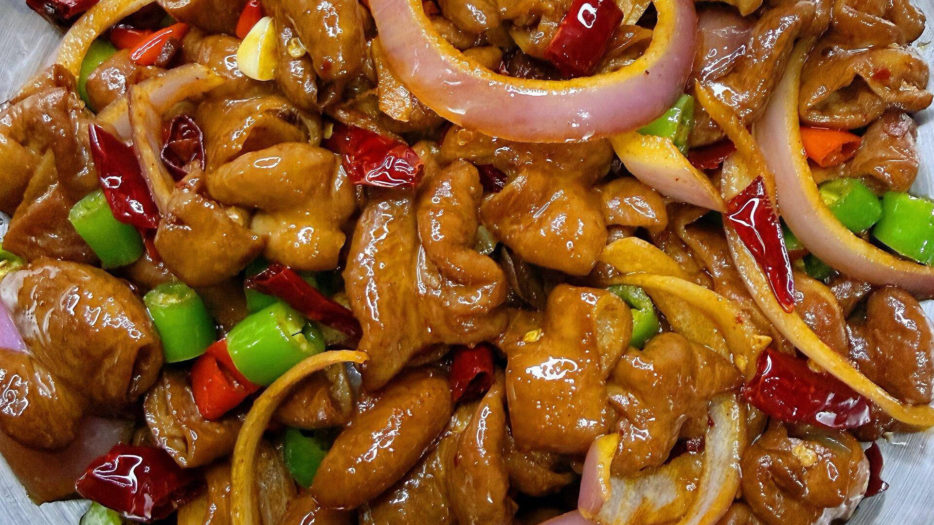 干锅肥肠：厨房里的“重口味”狂欢