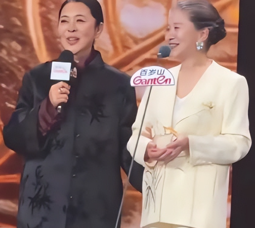 倪萍迟蓬与同学重聚，三人紧紧拥抱令人动容，倪萍感动到泪洒现场