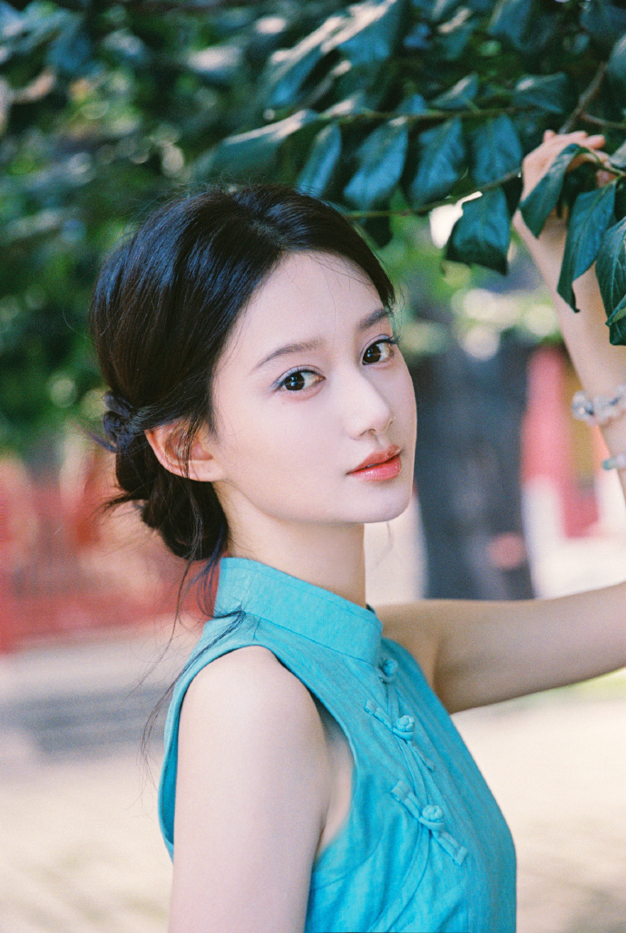 夏梦的这一身旗袍，整体的感觉如何？