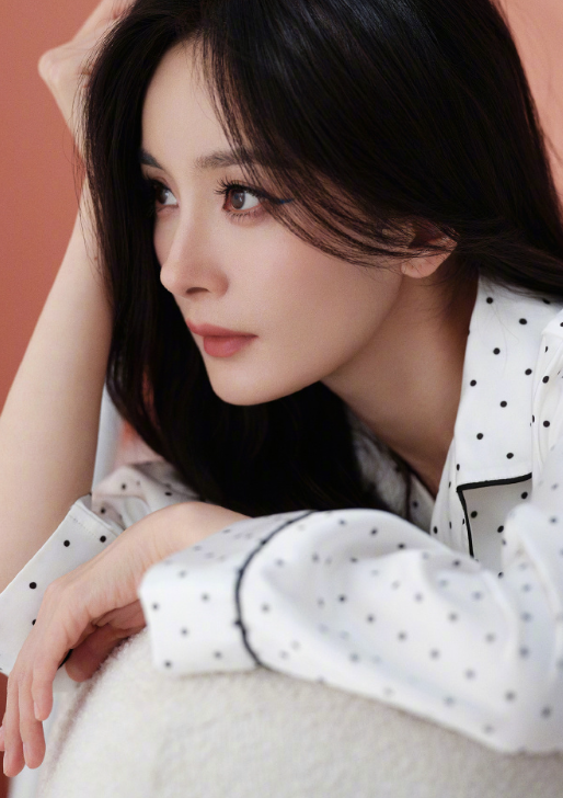 杨幂白色波点睡衣写真壁纸，简约却不简单，魅力都溢出屏幕了