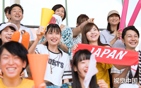 同为副县长，同僚约他看世界杯，日本队进球时他鼓掌被诬亲日，一场围绕武德县长之位的争夺，拉开序幕
