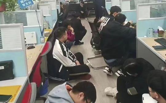 暴力催收弄出人命，警方火速出击将催收公司一锅端，场面大快人心