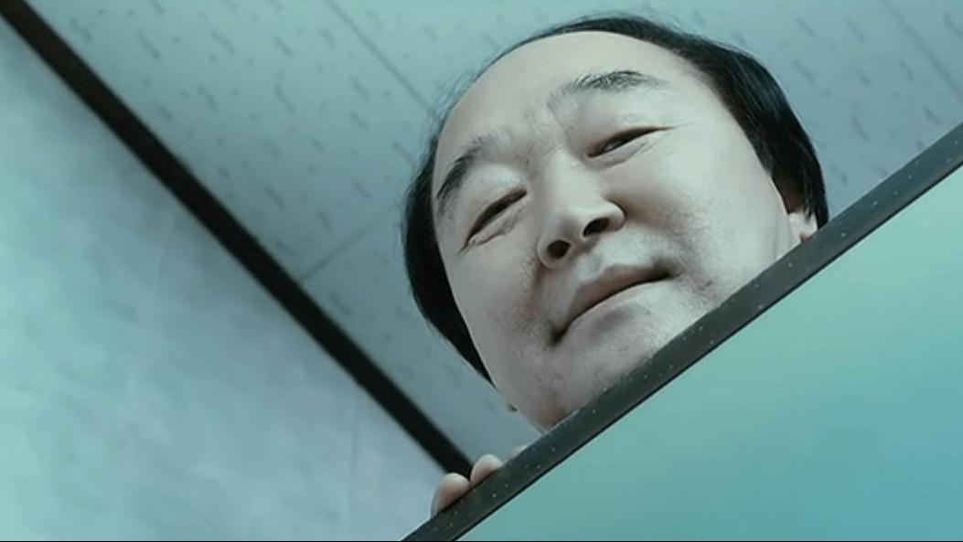 女子上厕所，隔间传出怪异声响，抬头一看和陌生男子四目相对