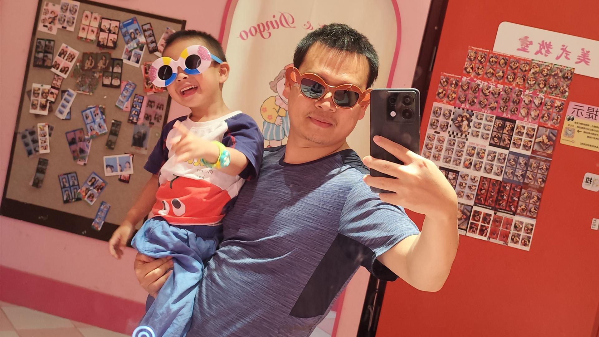 娃委屈地说，想“变成老爷爷”的爸爸变回现在的爸爸