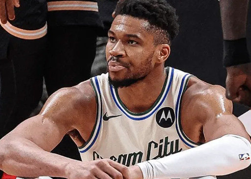 前NBA球星查尔斯-巴克利在电视节目当中的评论片段。
巴克利在节目里，谈到雄鹿球