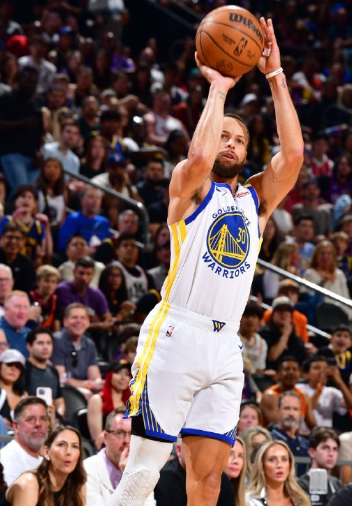 这个膝盖伤势对库里影响很大，很明显突破慢了很多，小打大不容易摆脱了，还是希望球员