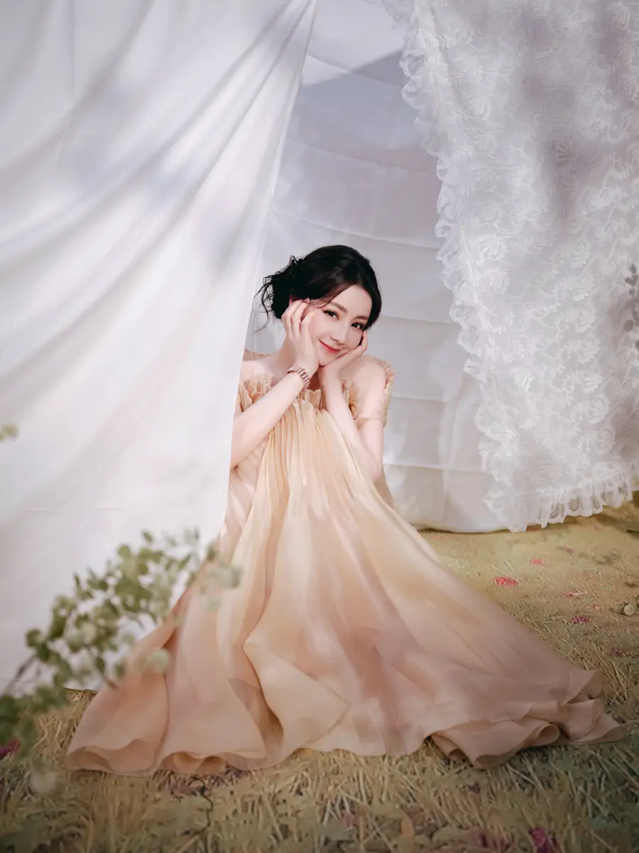 迪丽热巴手捧玫瑰花绽放甜美笑容！宛若春日花仙灵动可爱