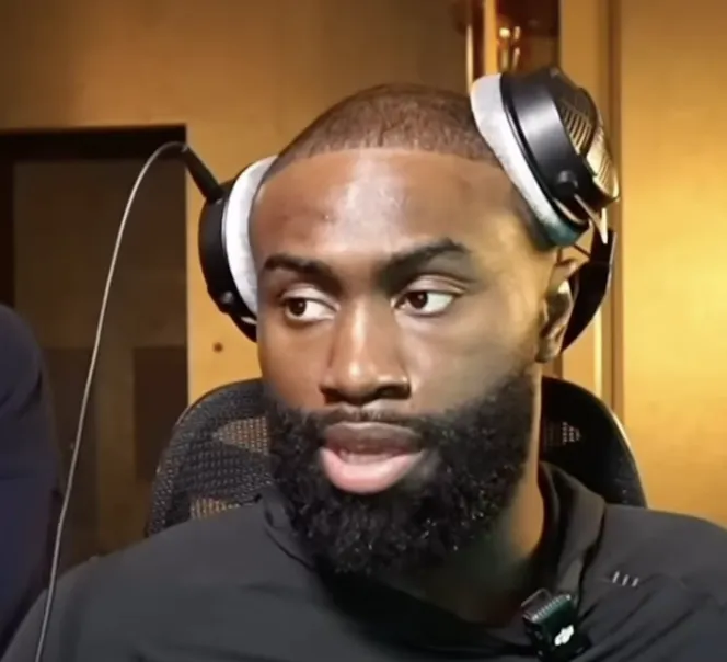 凯尔特人球员杰伦-布朗在直播中谈到了当今NBA的选秀与建队趋势。

布朗表示，如