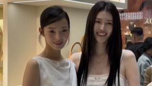 何穗雎晓雯同框亮相，两位超模辣妈状态太绝了！