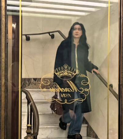 贾玲在米兰购物，现在的她好美，颜值和身材都是一等一的，给人一种女神范！短短一年时