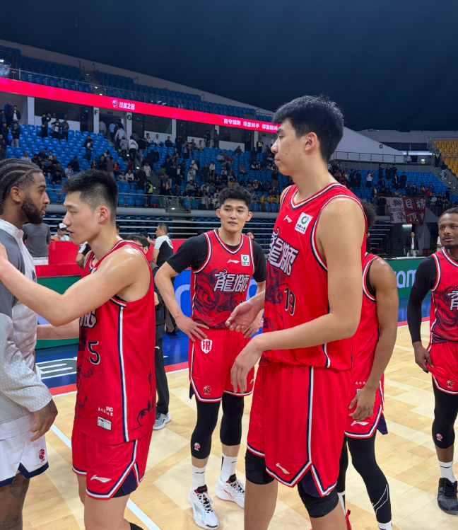 解气！徐昕17+10+4，打爆克里斯+陶汉林，郭士强观战