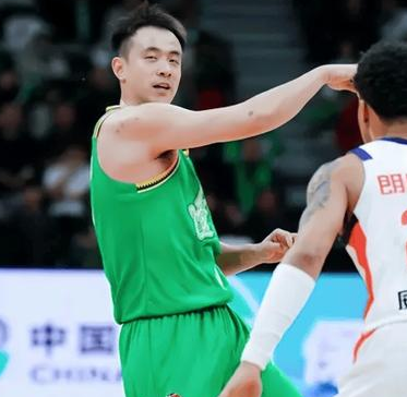 赵继伟23分，辽宁男篮主场轻取广州。CBA常规赛，辽宁男篮主场迎战广州，这场比赛