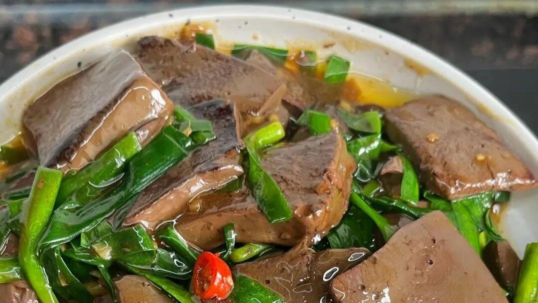 老人说的“吸尘肺”——韭菜炒鸭血，简单3步搞定，每周吃2次排浊又补铁！