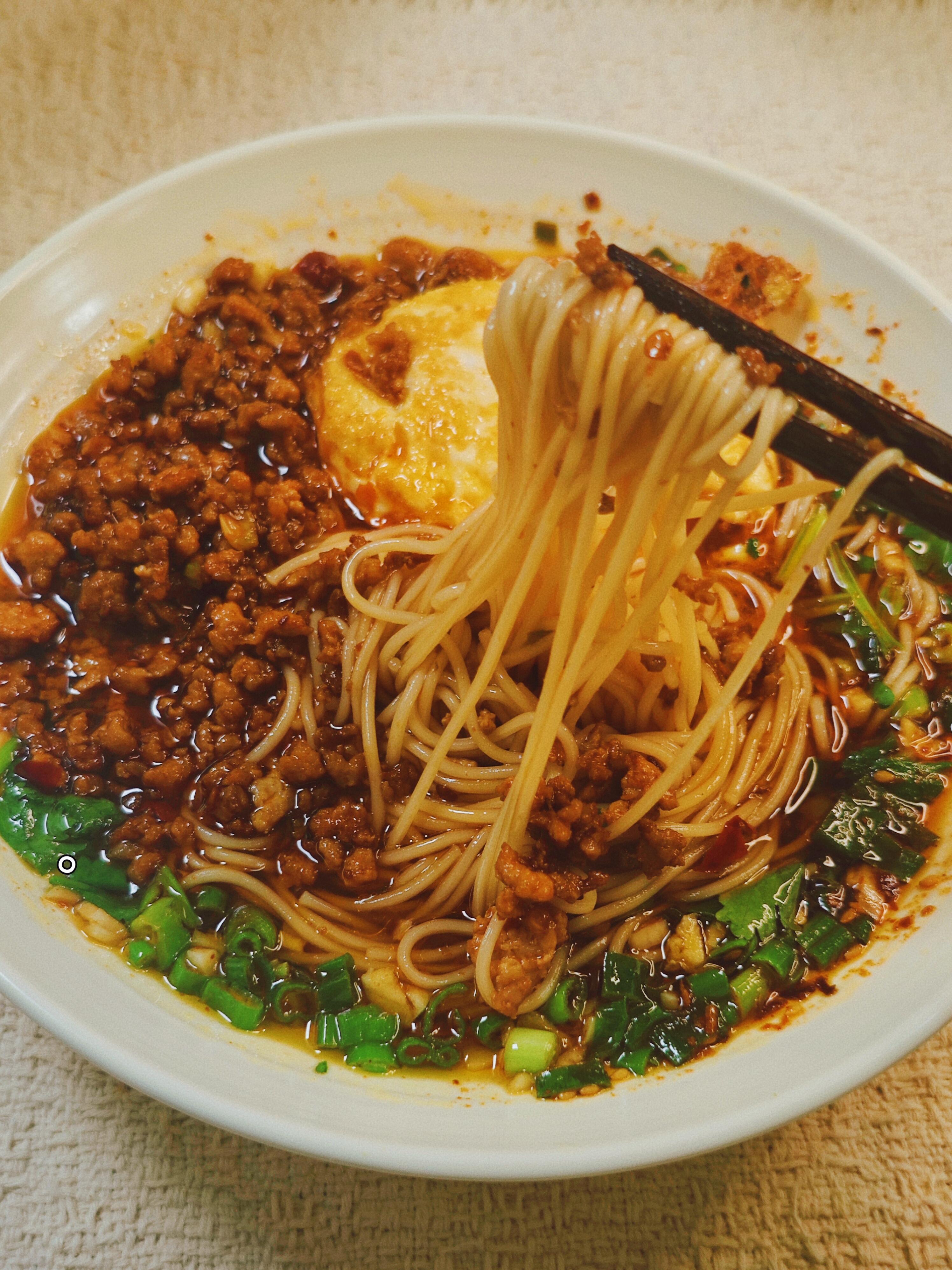 巨开胃的酸汤肉沫面（挂面版），10分钟搞定，拌一拌香到舔碗！
谁懂啊家人们！没胃