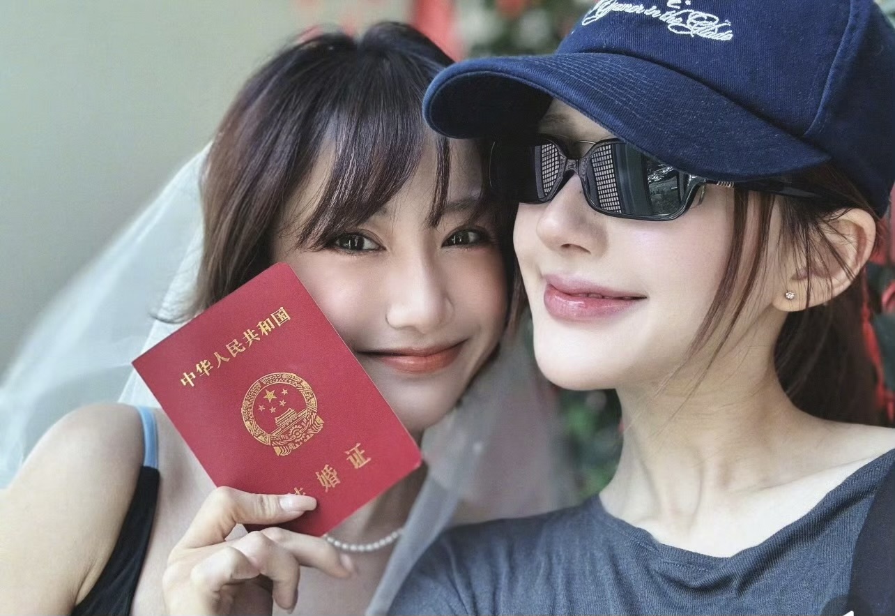 赵露思好有意思，头一次看在闺蜜领证时候抢镜的。赵露思长得好看，演技也好，上回看她