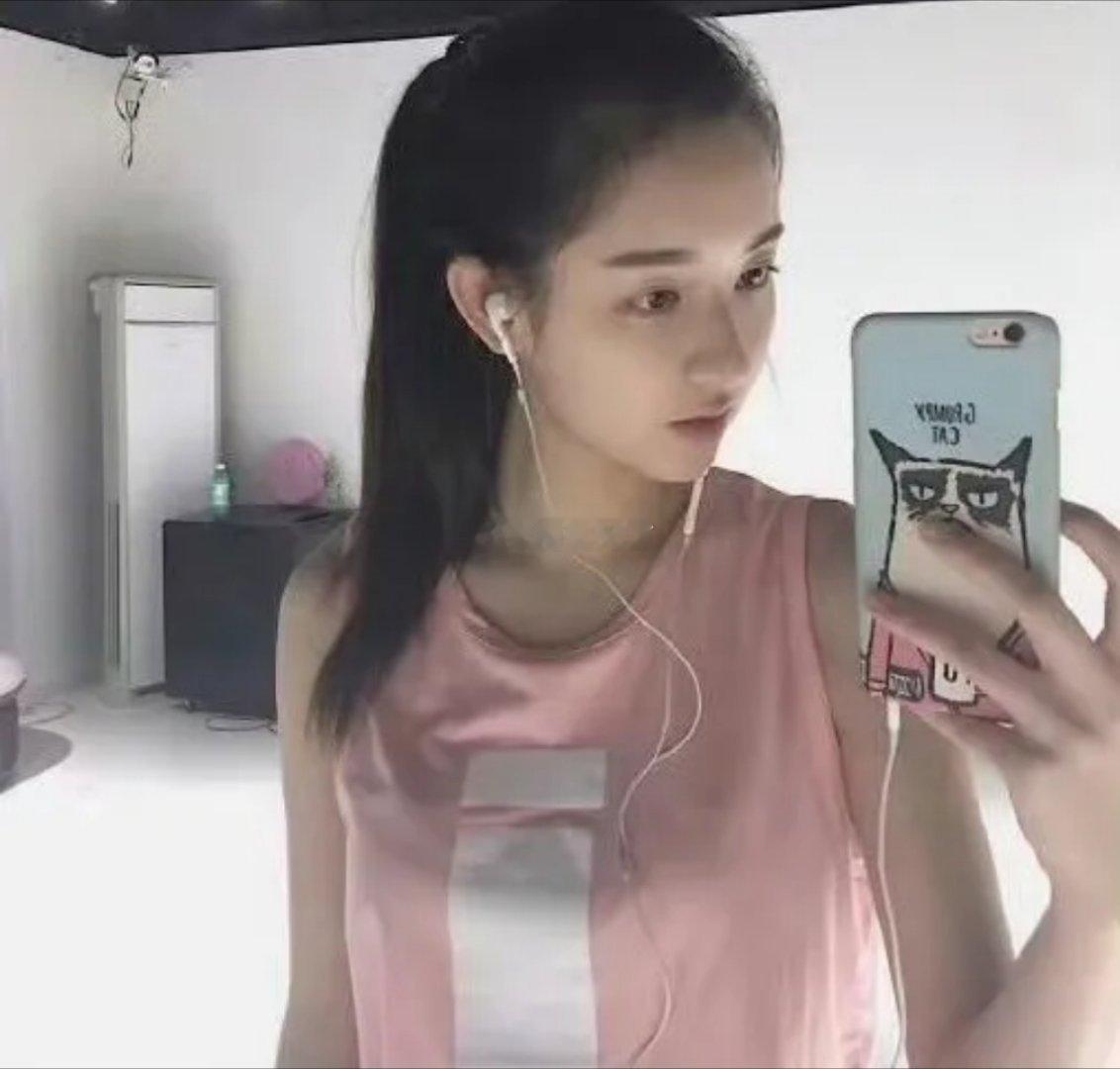 翻到王玉雯学生时期的旧照，不得不承认，她确实是那种天然去雕饰的好看。那时候没有精
