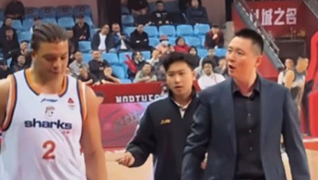 上海男篮主教练卢伟和外援洛夫顿发生冲突。上海男篮和吉林男篮的比赛当中，上海男篮主