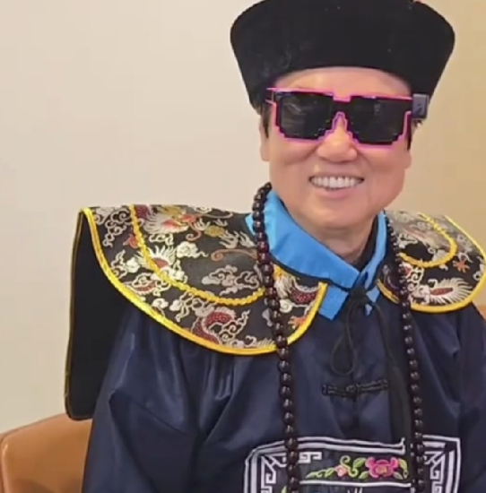 大家以为内幕交易就是黄百鸣一个人的事
其实他的儿子黄子恒一直跟在身边，是东方电影