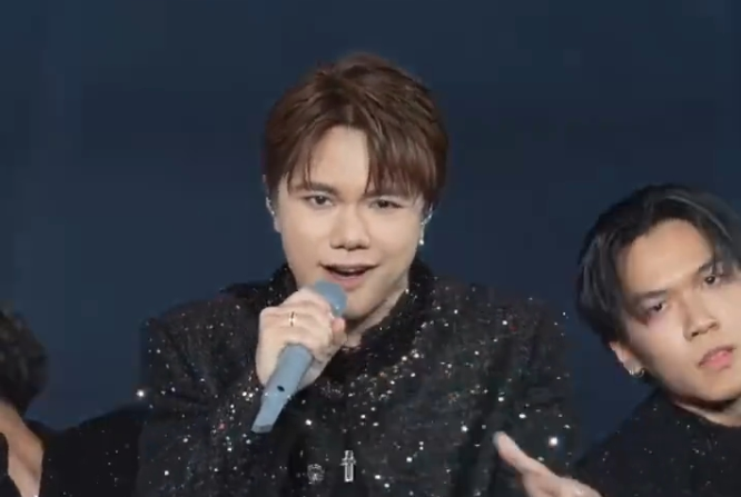 张敬轩参加英皇25周年演唱会
“今晚很开心能来到这个这么漂亮的香港启德体育园，在