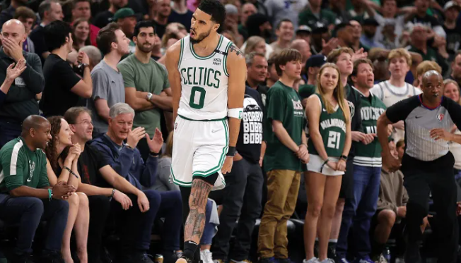 凯尔特人球员杰森-塔图姆在播客中谈到了自己心目中的生涯最佳比赛。
塔图姆表示：“