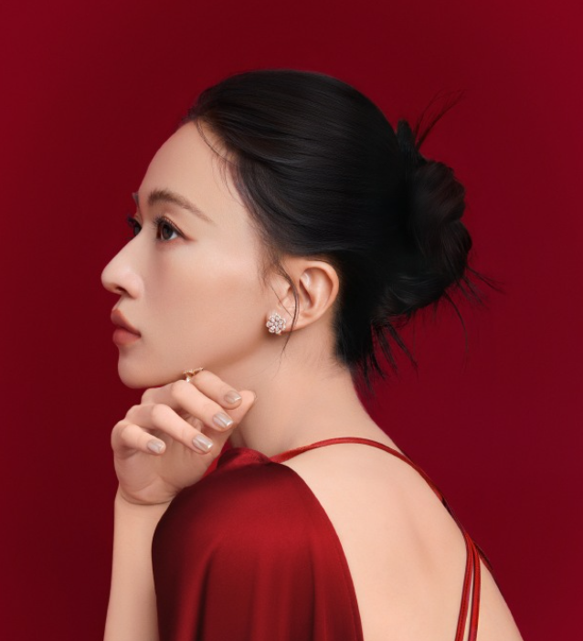 吴谨言的新春小妆造，不得不说，身材是真好！