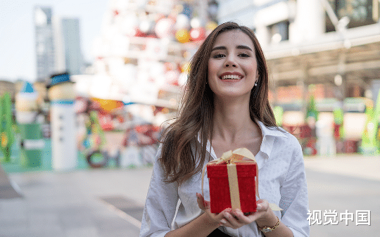 男友把团建策划给了爱玩网络热梗的小助理，于是团建当天，全体同事和甲方一起坐在草堆里喝西北风