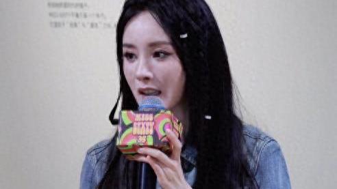 杨幂现身上海机场！