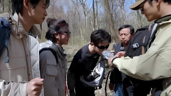 明星闻了熊猫便便还说是“抹茶味”，还有人拿它当宝！笑到捶墙